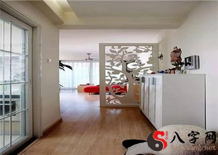 大门对着阳台如何化解 大门对着阳台如何化解