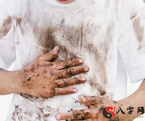 梦见白衣服弄脏了