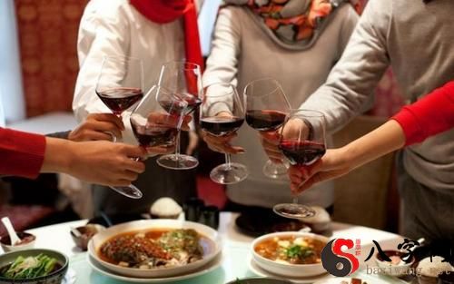 梦见自己和别人吃饭