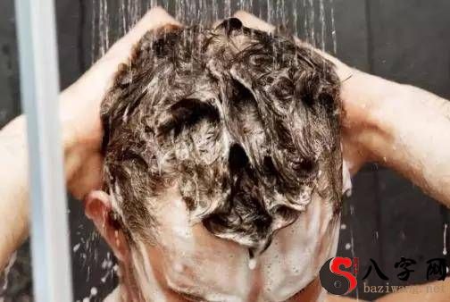 梦见自己洗头发